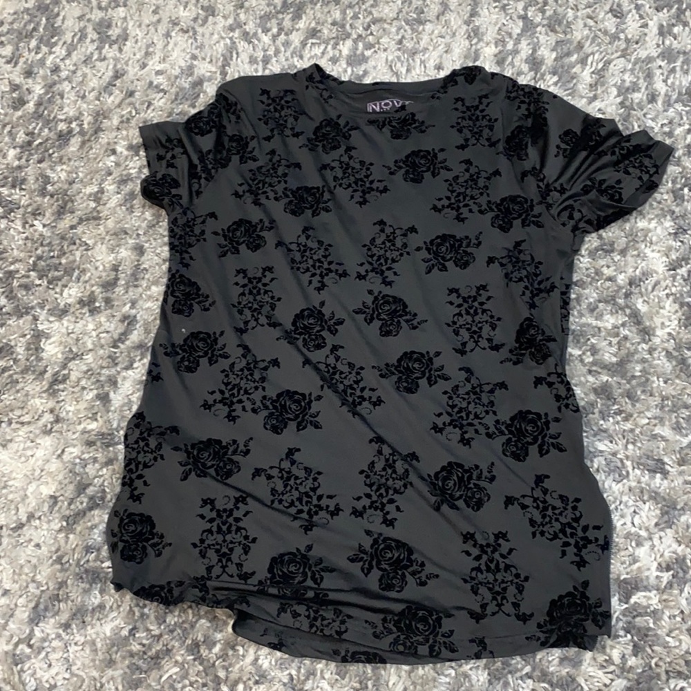 Nova Black T w/velvet floral print